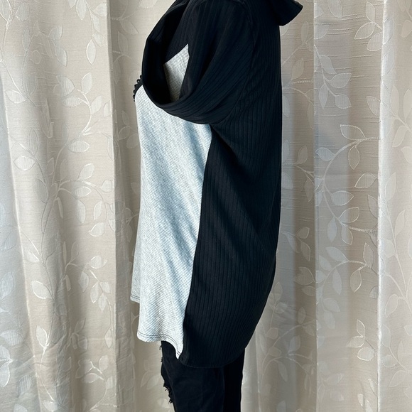 White Birch Women’s Small Black Gray Colorblock Long Sleeve Ribbed Knit Top NWT - Picture 4 of 8